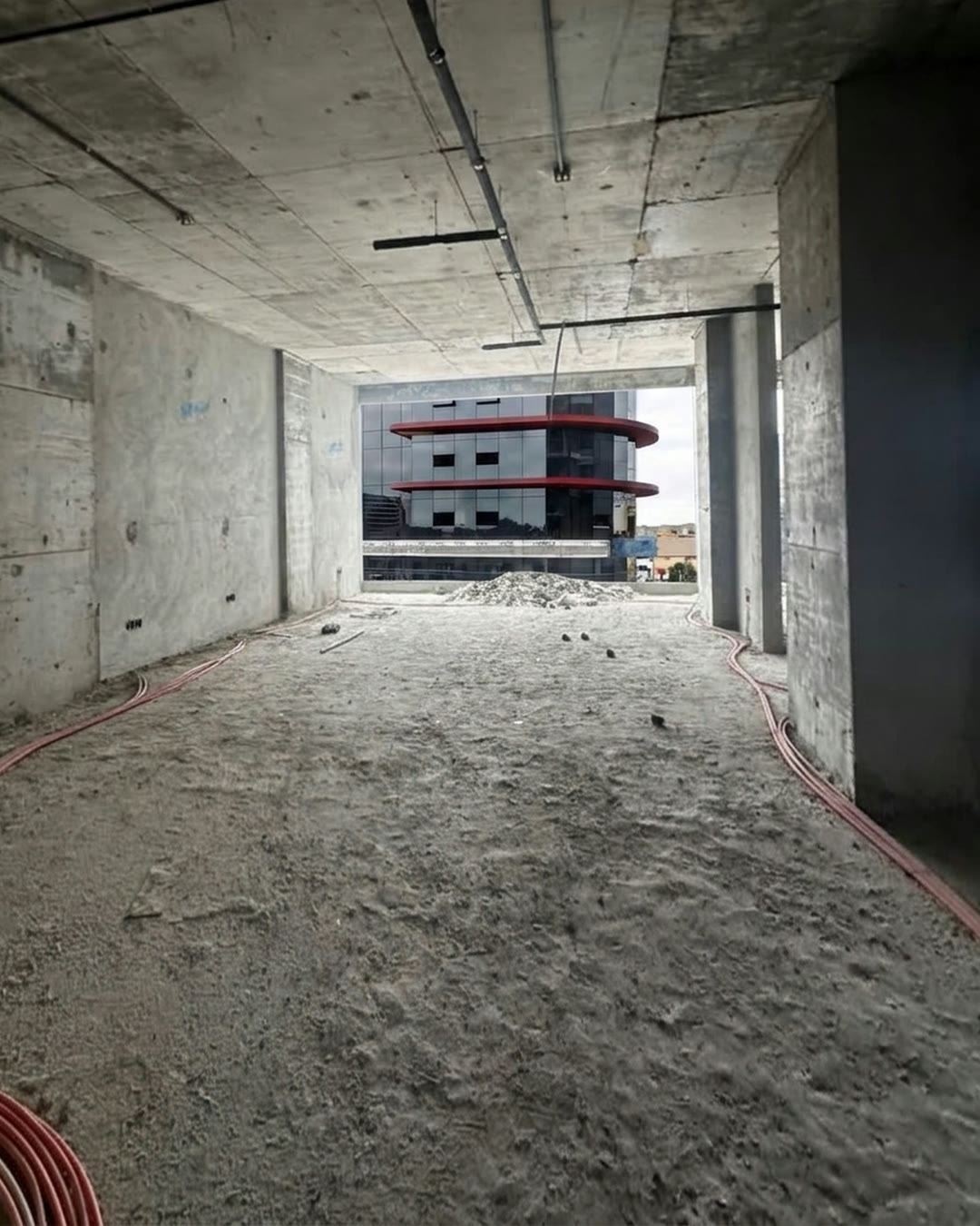 Le même plateau sur le chantier, en béton brut